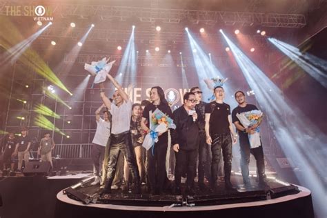 Quang Vinh Live Concert: A Spectacular Homecoming for the Beloved Pop Star!